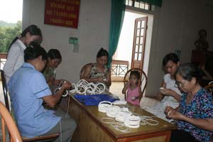 Nhằm tạo việc làm cho người lao động, Hội LHPN huyện Yên Thủy  mở lớp dạy móc vòng cho các hội viên PN thuộc diện hộ nghèo trong huyện.